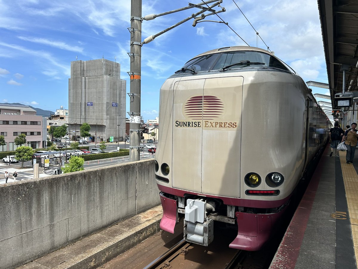 ML68hkr2's tweet photo. 今回の夏休みの度は夢だった寝台特急サンライズへの初めての乗車。

臨時列車サンライズ出雲92号で14時05分に出雲市を出発して翌朝東京到着の長時間の旅だったけど、ちゃんと眠れたしすごく楽しかった！また乗りたいな

（来月乗るよ） https://t.co/Nc13UGOr8t