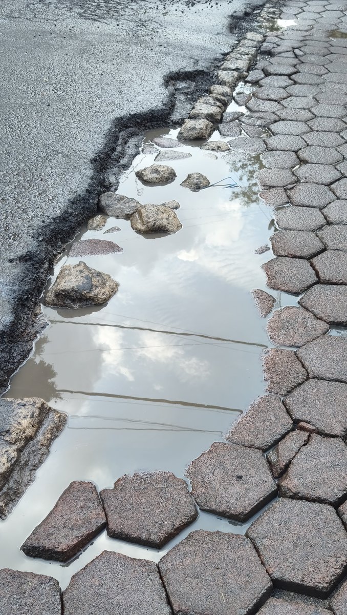 seniorH's tweet photo. Urge que se reparen estos hoyos gigantes en la calle de cruz verde esquina real de los reyes, no esperen a que ocurra una desgracia 
@Alcaldia_Coy https://t.co/pZSDS9sIFC