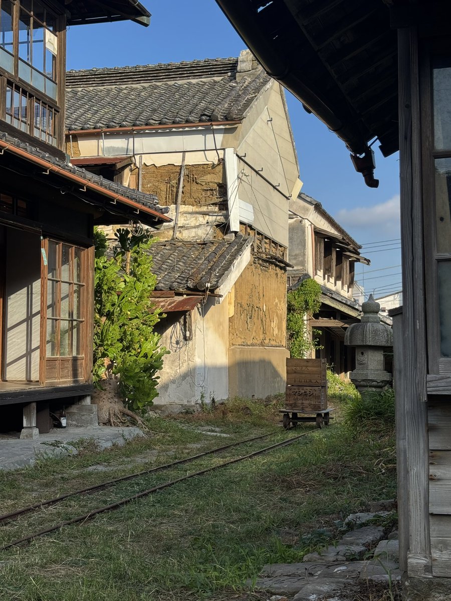 taiga80552902's tweet photo. 特別公開ということもあって、保管していたレールを元の位置に敷いて、車輪の上に荷物を置いてみました。
それなりに雰囲気は出た気がする。

八百平も42年程前にいくつかの鉄道雑誌に取り上げられて、ファンがたくさん来た時期がありました。
この写真の位置が撮影スポットです。
#トロッコ 
#軌道 https://t.co/61w8dZLbSd
