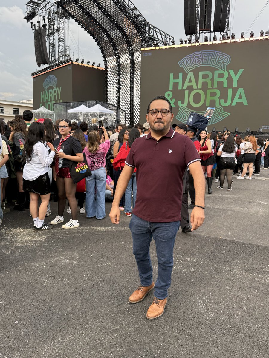 alvarocoutinho's tweet photo. Harry styles 🎵🎶🎵🥳🤓 https://t.co/7UCQ0GwA15