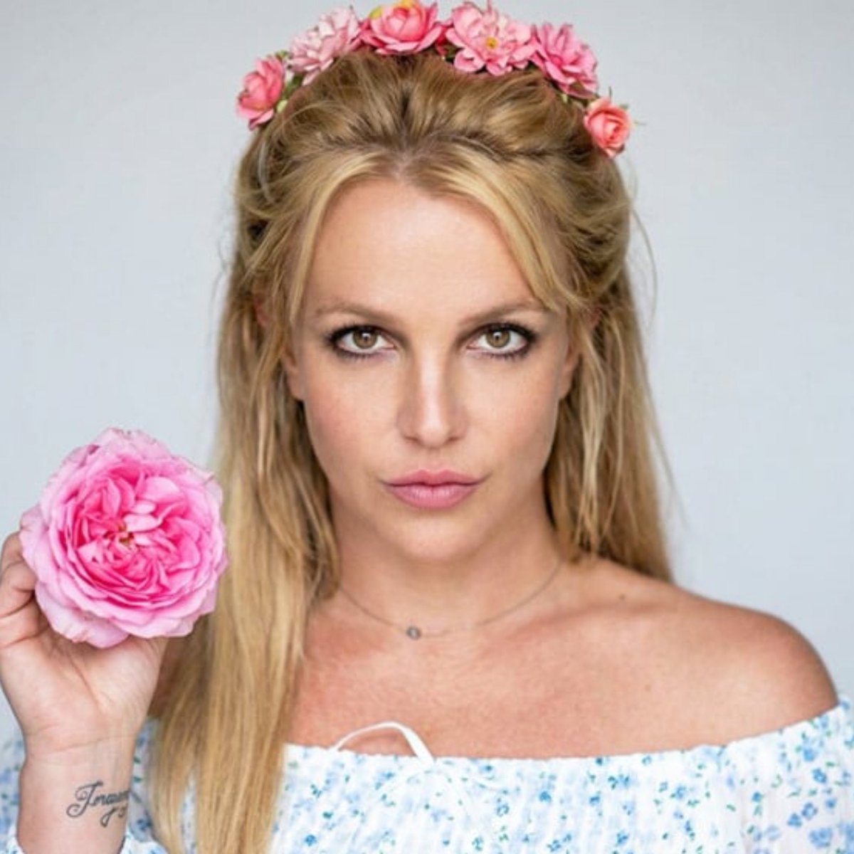 updatecultura's tweet photo. Britney Spears acusa seu funcionário de vigiá-la e repassar informações para paparazzis.

Segundo Britney Spears, o faxineiro responsável pela limpeza da sua casa estaria atuando como informante dos fotógrafos e veículos de imprensa, recebendo uma BOA GRANA da imprensa para divulgar suas informações íntimas.