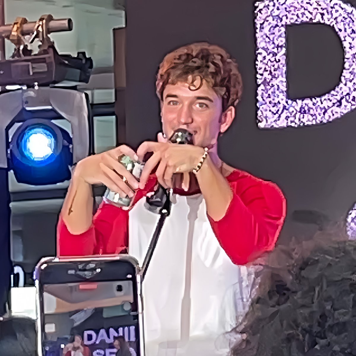 ATLFMB's tweet photo. got some low-quality pictures, but high-quality memories. that’s the best! we love you so much, @SeaveyDaniel ! 🫶🏼 https://t.co/BfEXOTOzPI