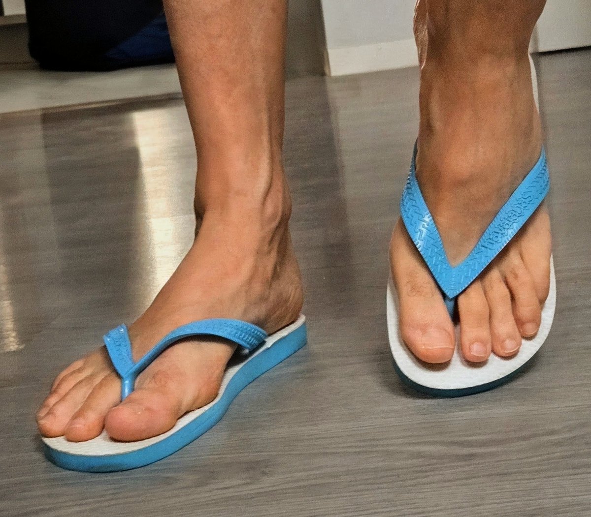 andreass_1998's tweet photo. So you like Tradi 2.0 Havaianas...
Me too!
🦶👣🩴🩴
#malefeet #gayfeet #flipflops #havaianas https://t.co/646LjSbM2q
