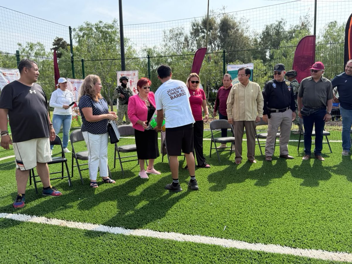 RocioBarcenaM's tweet photo. En #Celaya #Guanajuato inauguramos la cancha de la colonia Fovissste y dimos inicio a #LaEsperanzaNosLiga y #QueRuedeElBalón. #JóvenesUnenAlBarrio son parte de esta liga que fortalece la comunidad. #AtenciónALasCausas. @Claudiashein @rosaicela_ @SEGOB_mx @juanmiguel_ofic https://t.co/BBtaQGFcPV