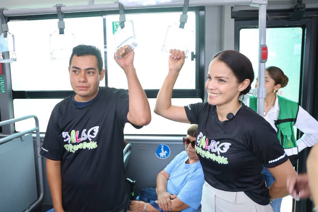 GobEdoSLP's tweet photo. 🚍💚 Niñas y niños de la UBR y DIF de Rioverde conocieron RedMetro, el nuevo transporte accesible que pronto operará en la región Media. Movilidad sin límites para todas y todos. #RicardoGallardo #PotosíSinLímites #SanLuisPotosí #ElCambioQueSeVive #RedMetro @RGC_Mx https://t.co/OJ4U1Pizw5