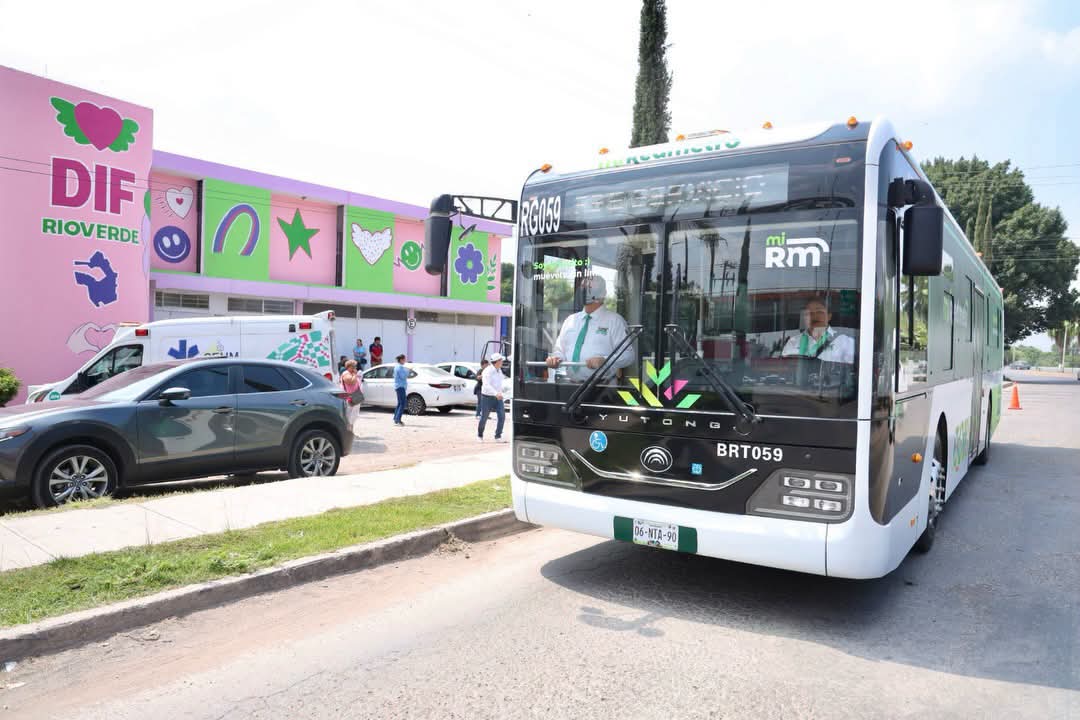 GobEdoSLP's tweet photo. 🚍💚 Niñas y niños de la UBR y DIF de Rioverde conocieron RedMetro, el nuevo transporte accesible que pronto operará en la región Media. Movilidad sin límites para todas y todos. #RicardoGallardo #PotosíSinLímites #SanLuisPotosí #ElCambioQueSeVive #RedMetro @RGC_Mx https://t.co/OJ4U1Pizw5
