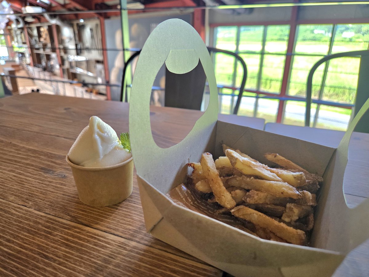 ekimemo_kinako's tweet photo. OMO5の大沼公園フリーバス(2/2)
帰りは道の駅なないろ・ななえで自由時間(ﾟーﾟ*)♪

THE DANSHAKU LOUNGEで、展示物を見てから男爵ソフトをいただきました🍦✨ https://t.co/U9Kqq2O2b5