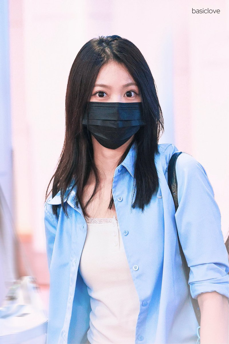 pibluisland's tweet photo. ngeliat foto carmen airport semalem jadi keinget foto predebut jiwoo 😭 https://t.co/t0zy5qbTVU
