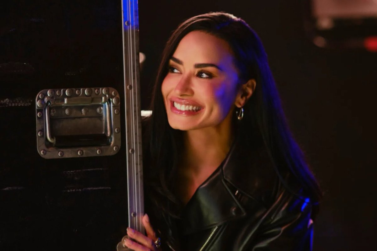 portallovato's tweet photo. ELA VOLTOU! Demi Lovato retorna como “Mitchie Torres” em “Camp Rock 3”, que estreia nesta sexta-feira no Disney+. 🖤 https://t.co/4gKx7w2D21