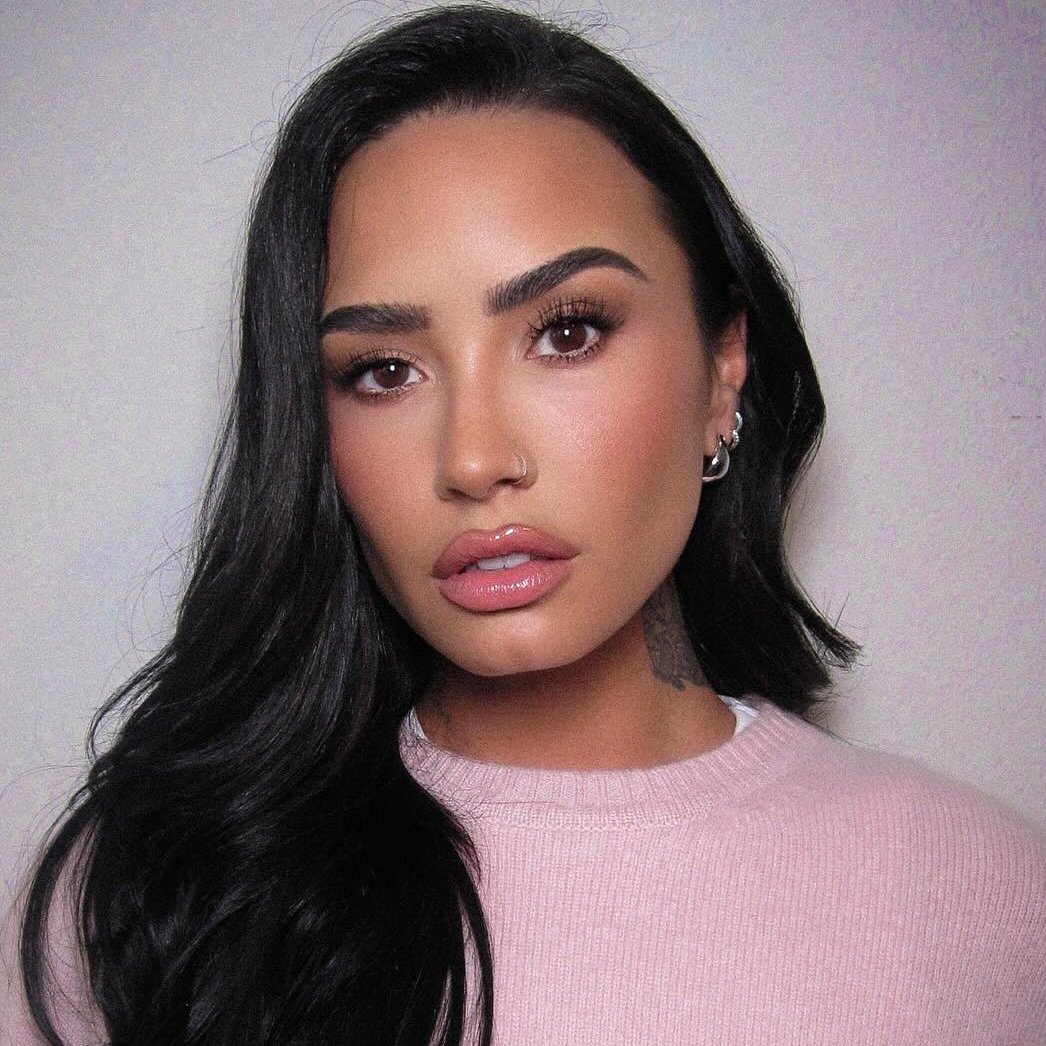 sboficial's tweet photo. Demi Lovato é oficialmente confirmada em CAMP ROCK 3.

A atriz fará uma participação especial no filme que estreia dia 14 de agosto.