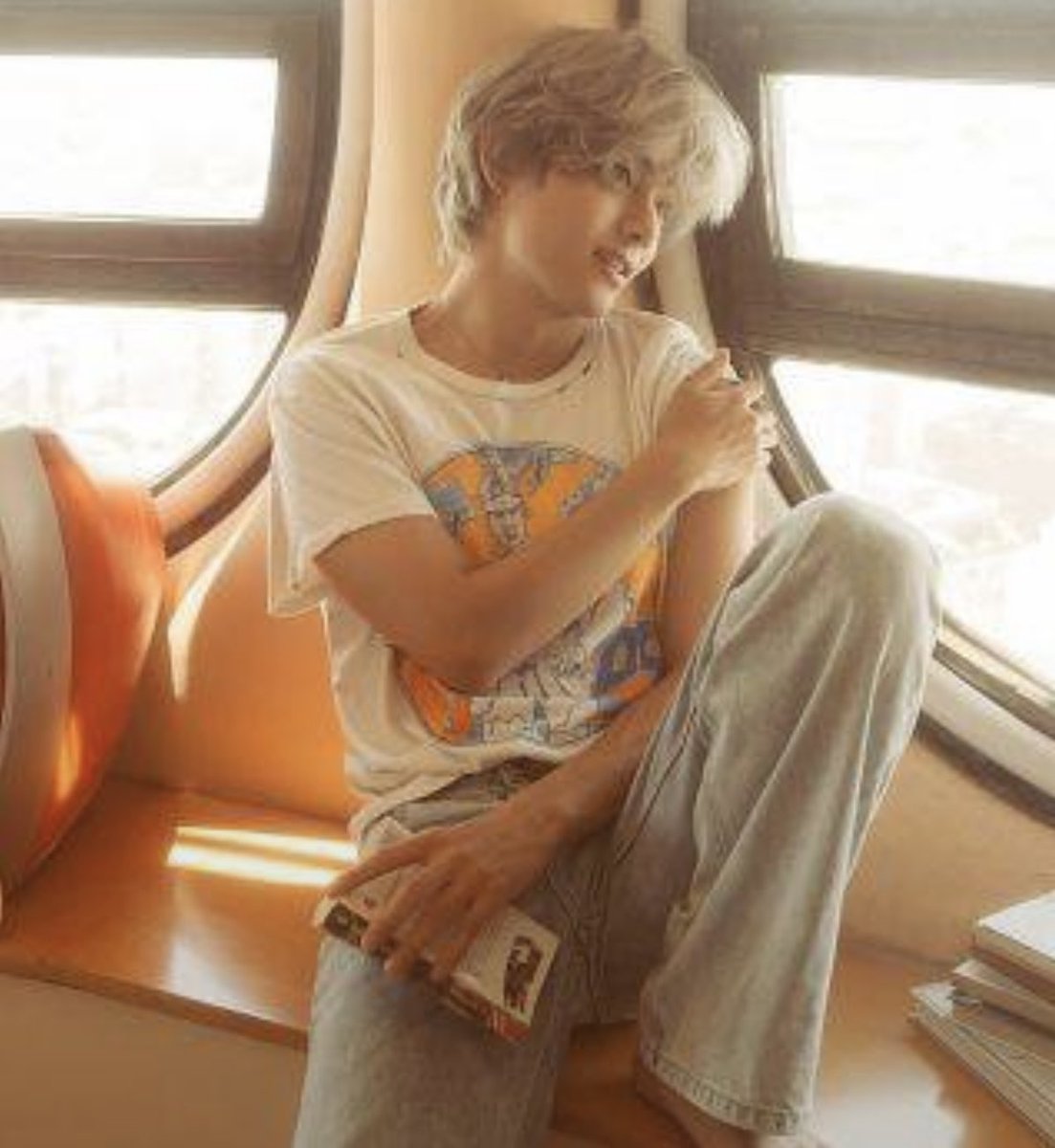 HitsRadioCanada's tweet photo. Three years ago today, Kim Taehyung gave us two beautiful pieces of LAYOVER — “Love Me Again” and “Rainy Days.” 💜🎶

“Love Me Again” wrapped Taehyung’s soulful, velvety voice in a timeless R&B sound, while “Rainy Days” showed us a softer, more intimate side — wistful, comforting and filled with quiet emotion.

Three years later, both songs still have that special ability to make you stop, listen and feel. That’s the beauty of Taehyung’s artistry, his music doesn’t need to be loud to leave a lasting impression. It stays with you long after the final note. 💜

VOCAL VIRTUOSO V
#3YearsWithRainyDays
#3YearsWithLoveMeAgain