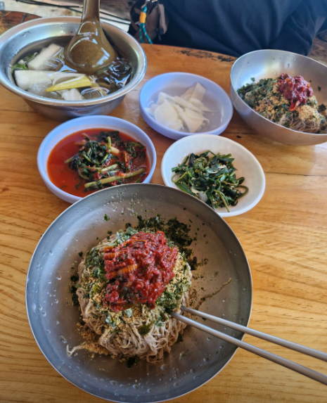 lifeiya1315's tweet photo. 속초사는 지인 추천 <고성 맛집 지도>  풀어보겠음!!

나 진짜 항상 먹던 곳만 가서
다음 여행 때는 꼭 새로운 곳 뚫어본다!!

🚩강원도 고성 맛집지도

1⃣ 동루골막국수
 - 고성 토성면
 - 순수 메밀을 사용한 막국수로 구수한 맛이 특징

2⃣ 영순네횟집
 - 봉포해수욕장·봉포항 바로 앞, 바다뷰🌊
 - 물회, 모둠회, 회랑게랑 세트, 전복죽·성게알비빔밥 인기

3⃣ 진미분식
 - 고성 간성시장
 - 장칼국수 현지인 맛집

4⃣ 녹원식당
 -교암해변근처
 -가오리조림, 생선모든조림

사진은 업체순
사진출처는 네이버리뷰