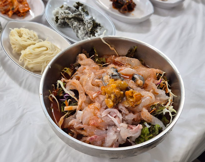lifeiya1315's tweet photo. 속초사는 지인 추천 <고성 맛집 지도>  풀어보겠음!!

나 진짜 항상 먹던 곳만 가서
다음 여행 때는 꼭 새로운 곳 뚫어본다!!

🚩강원도 고성 맛집지도

1⃣ 동루골막국수
 - 고성 토성면
 - 순수 메밀을 사용한 막국수로 구수한 맛이 특징

2⃣ 영순네횟집
 - 봉포해수욕장·봉포항 바로 앞, 바다뷰🌊
 - 물회, 모둠회, 회랑게랑 세트, 전복죽·성게알비빔밥 인기

3⃣ 진미분식
 - 고성 간성시장
 - 장칼국수 현지인 맛집

4⃣ 녹원식당
 -교암해변근처
 -가오리조림, 생선모든조림

사진은 업체순
사진출처는 네이버리뷰