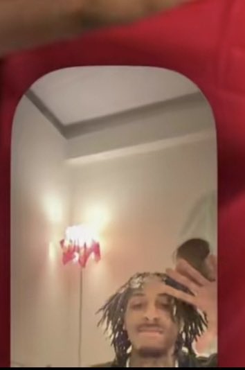 ybdeyo's tweet photo. Nique’s mom shares a wholesome photo of NBA YoungBoy FaceTiming Nique’s son on his first day of school today💚🥹 https://t.co/KcEglIHeBN