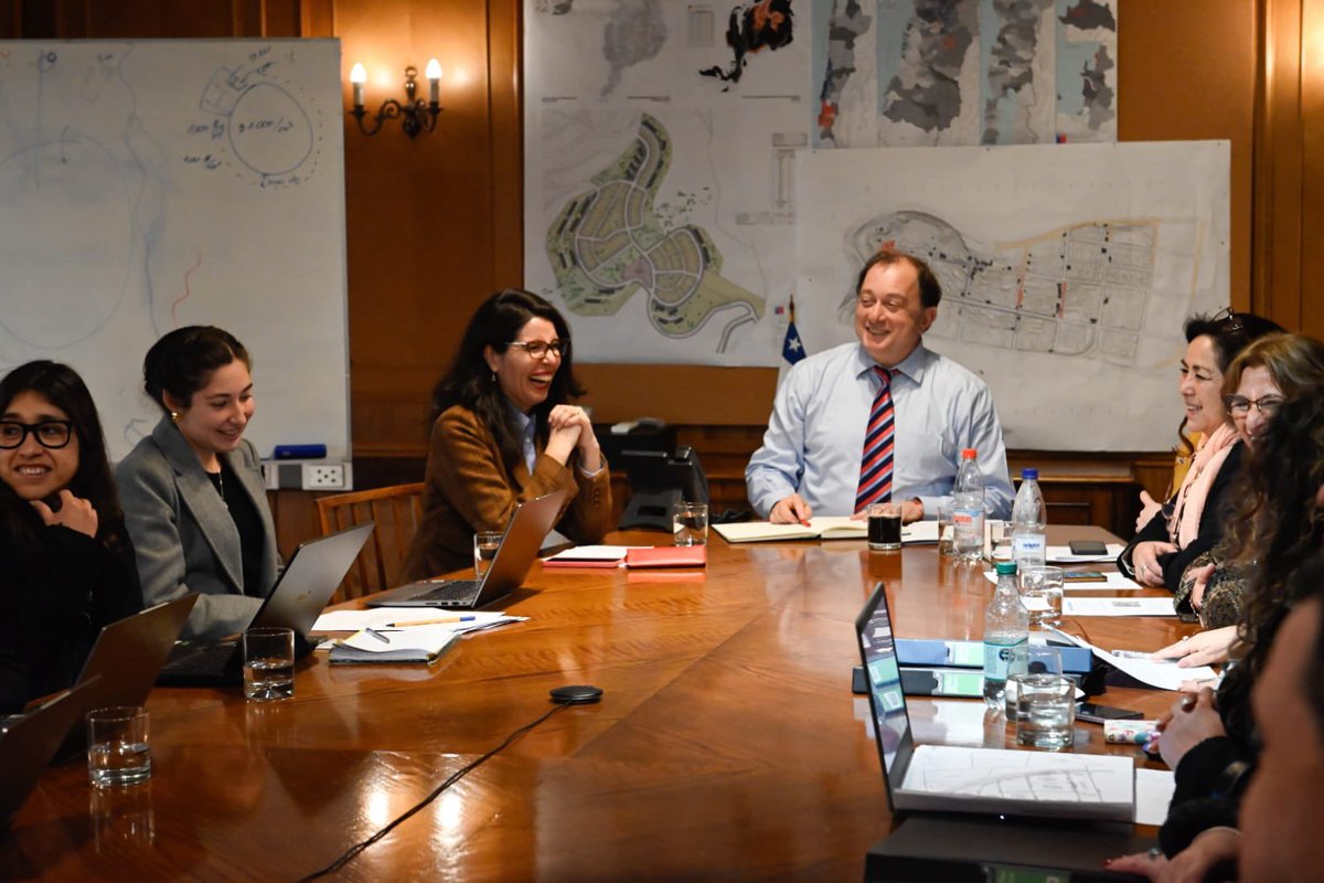 MinistroPoduje's tweet photo. Hoy nos reunimos con la senadora María José Gatica y representantes de distintos comités de vivienda de la Región de Los Ríos para revisar proyectos que llevan años esperando y que necesitan destrabar trámites para poder avanzar.

Conversamos sobre los proyectos Collico, Juncos de Paillao, Trem Trem Mapu, Koyan Newen y Villa El Sol, identificando los principales nudos y las gestiones necesarias para acelerar cada proceso.

Hay familias que llevan 10, 12, 18 e incluso 22 años esperando una respuesta. No podemos permitir que sigan pasando los años sin avanzar.

Vamos a seguir empujando cada proyecto, buscando alternativas y acelerando los procesos para que más familias de Los Ríos puedan cumplir el sueño de la casa propia.

🇨🇱 #ChilePaísDePropietarios