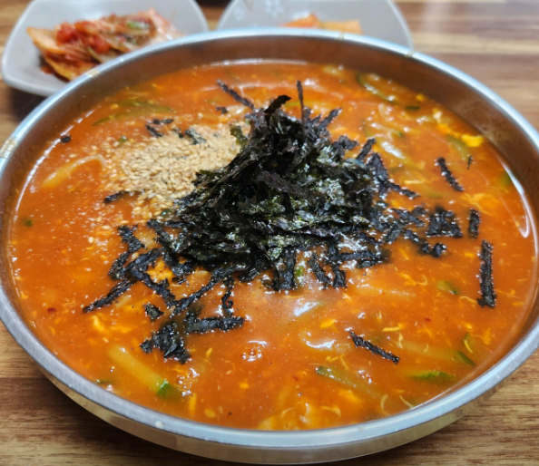 lifeiya1315's tweet photo. 속초사는 지인 추천 <고성 맛집 지도>  풀어보겠음!!

나 진짜 항상 먹던 곳만 가서
다음 여행 때는 꼭 새로운 곳 뚫어본다!!

🚩강원도 고성 맛집지도

1⃣ 동루골막국수
 - 고성 토성면
 - 순수 메밀을 사용한 막국수로 구수한 맛이 특징

2⃣ 영순네횟집
 - 봉포해수욕장·봉포항 바로 앞, 바다뷰🌊
 - 물회, 모둠회, 회랑게랑 세트, 전복죽·성게알비빔밥 인기

3⃣ 진미분식
 - 고성 간성시장
 - 장칼국수 현지인 맛집

4⃣ 녹원식당
 -교암해변근처
 -가오리조림, 생선모든조림

사진은 업체순
사진출처는 네이버리뷰