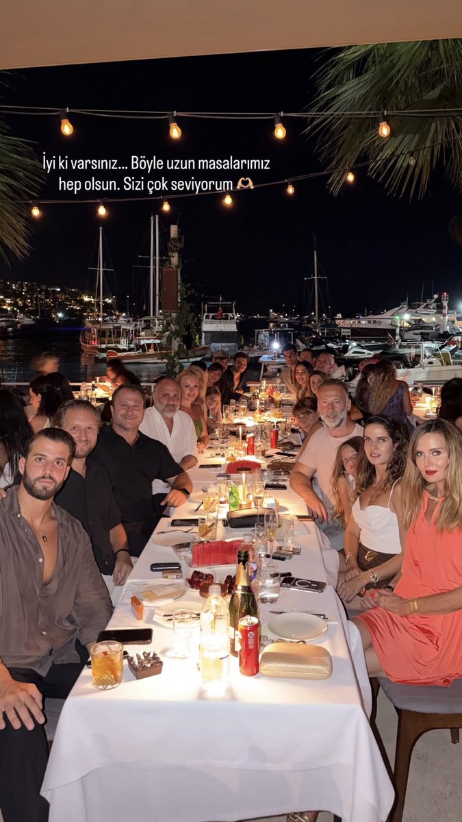 cagatayyfanclub's tweet photo. Çağatay Ulusoy ve Aslıhan Malbora, Aysun Yıldız Güngör’ün doğum günü kutlamasından.
🔗 Aysun Yıldız Güngör, Instagram Story https://t.co/j6H1B3Zb2j
