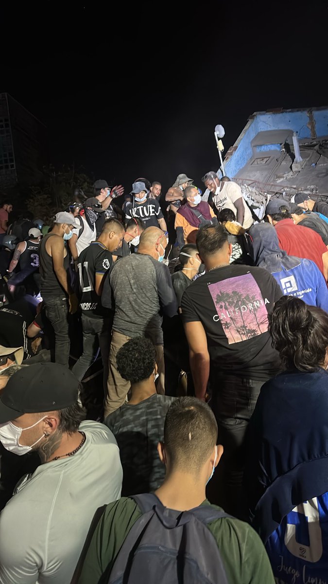 Nataliatru97's tweet photo. @alejoeder @AlcaldiaDeCali @SeguridadCali @RiesgoCali Por Dios alcalde, asi como este y 50 mas creeria yo, que estan asi, tratando de sacar sobrevivientes, la gente no esta pensando en toque de queda y los organismos de socorro no dan a basto!!!! https://t.co/4SKdai7Bkk
