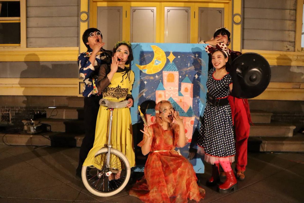 benten_waraji's tweet photo. 演目にぴったりすぎる公会堂の前でパフォーマンスできました🌟！

まさかあの公会堂でこんなことできちゃうなんて夢にも思いませんでした🫢

本日11日が最終日です！一つ一つ丁寧に頑張りますー！観にきてくれたらうれしいです💛よろしくお願いします！ https://t.co/ZSg8uX5iqu