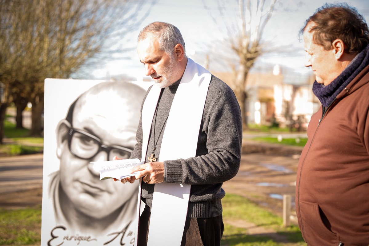 fsaintout's tweet photo. Con @CoteRossiOk y  @javier_chgaston participamos en Chascomús de la inauguración del mural homenaje al cura Angelelli y los mártires riojanos, a 50 años de su asesinato. 

Con un trabajo pastoral cerca de su pueblo, denunciaron injusticias, promovieron la organización comunitaria y pusieron el cuerpo ante una dictadura asesina y genocida. 

Recordarlos es reivindicar su legado y renovar la esperanza por una patria más justa, más humana y solidaria. La obra, a cargo del equipo de muralismo del @CulturaPBA, será un reclamo permanente de memoria colectiva. 

También acompañamos al obispo Juan Ignacio Liébana en la misa homenaje y en el emplazamiento de la figura del beato Angelelli, símbolo de valentía y entrega.