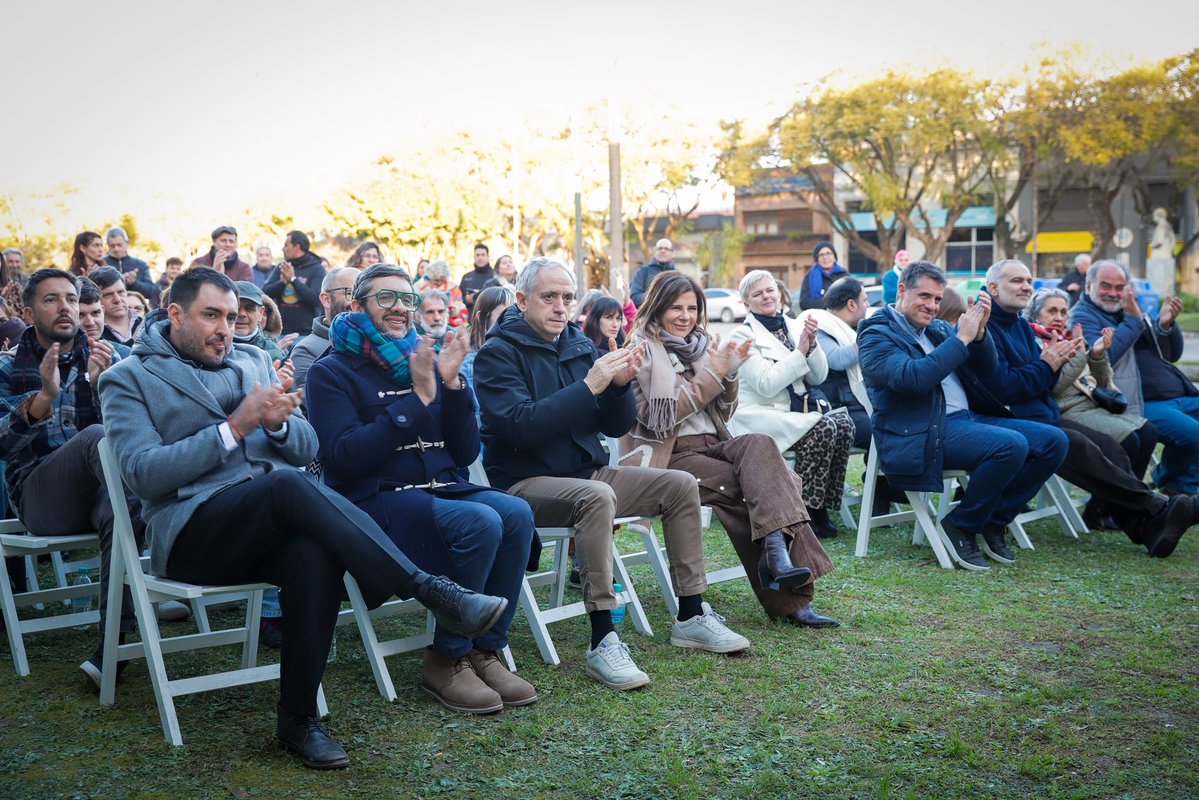 fsaintout's tweet photo. Con @CoteRossiOk y  @javier_chgaston participamos en Chascomús de la inauguración del mural homenaje al cura Angelelli y los mártires riojanos, a 50 años de su asesinato. 

Con un trabajo pastoral cerca de su pueblo, denunciaron injusticias, promovieron la organización comunitaria y pusieron el cuerpo ante una dictadura asesina y genocida. 

Recordarlos es reivindicar su legado y renovar la esperanza por una patria más justa, más humana y solidaria. La obra, a cargo del equipo de muralismo del @CulturaPBA, será un reclamo permanente de memoria colectiva. 

También acompañamos al obispo Juan Ignacio Liébana en la misa homenaje y en el emplazamiento de la figura del beato Angelelli, símbolo de valentía y entrega.