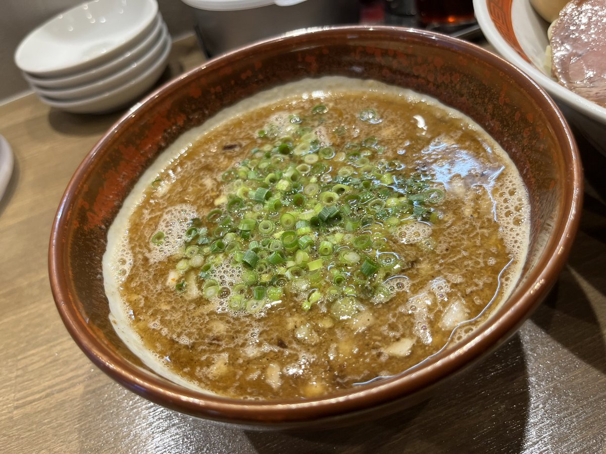 kazuracing's tweet photo. 用事で近くまで行ったので淵野辺の二代目南州ラーメンへ😋限定やっていたので行って来ました😉限定魚介薫る豚骨つけ麺を特製大盛りで頂きました😋豚骨と魚介のダブルなつけ汁がいい塩梅で特製は中にワンタンも入って麺はもっちり中太麺で夏野菜、味玉、チャーシュー3枚、味付けキクラゲ、海苔で激うま https://t.co/XNCjiQqCex