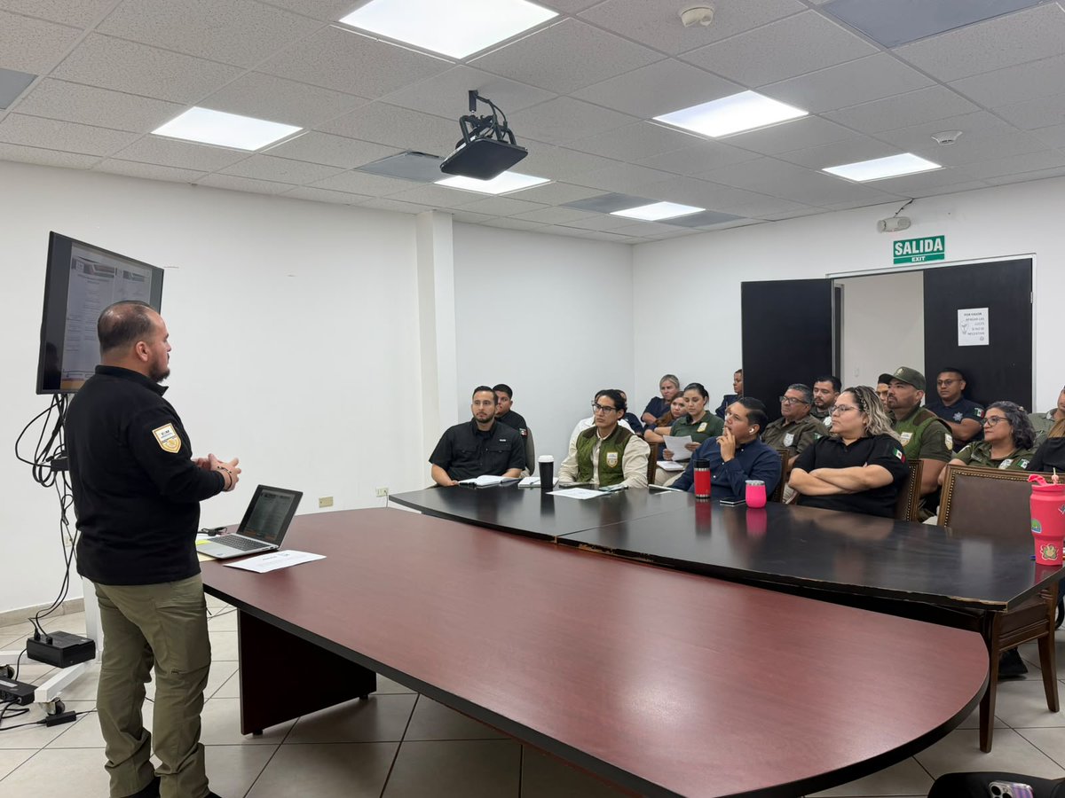 INAMI_mx's tweet photo. El #INMSonora realiza jornada de formación para la actualización del Programa Interno de Protección Civil.🏢📋 

Con el fin de prevenir y dar una respuesta adecuada ante situaciones de emergencia, nuestra Oficina de Representación en Sonora llevó a cabo una jornada de capacitación para la integración y actualización del Programa Interno de Protección Civil, así como la correcta ejecución de simulacros, la cual fue impartida por un compañero agente certificado en la materia. 

Durante la capacitación, se abordaron aspectos fundamentales para fortalecer las capacidades institucionales de salvaguarda de la integridad física de las personas usuarias, visitantes y personas servidoras públicas que diariamente acuden y laboran en las instalaciones. De esta manera, el INM cumple con los protocolos y normativa en seguridad y prevención de riesgos. 🚨🏥🤝