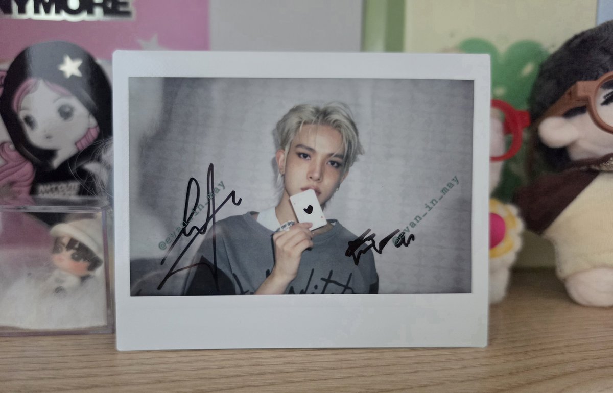 evan_in_may's tweet photo. 저도 뒤늦게 올려봅니다
받았을 땐 몰랐는데 
플레잉카드에 펜으로 
🖤 그려논게 차밍포인트였음ㅋㅋㅋㅋㅋㅋ https://t.co/dzGDwlf9Mi