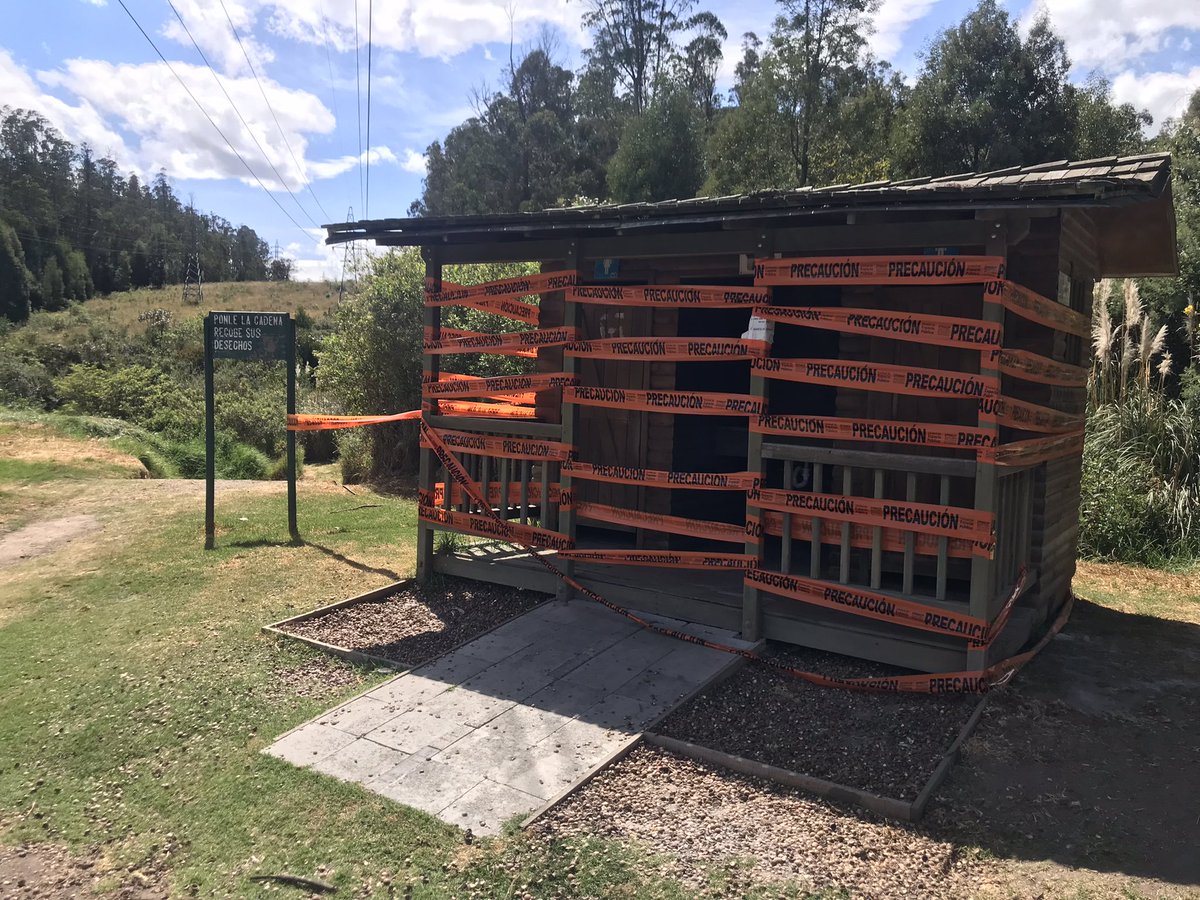 lahistoriaec's tweet photo. Las 3001 obras que no hay. El único baño de un parqueadero del #ParqueMetropolitanoGuanguiltagua lleva cerrado 4 meses y el municipio de #Quito no tiene apuro en arreglarlo, pese a los cientos de visitantes que llegan a este punto los fines de semana. Vía @gponceleiva https://t.co/243t94WKVC