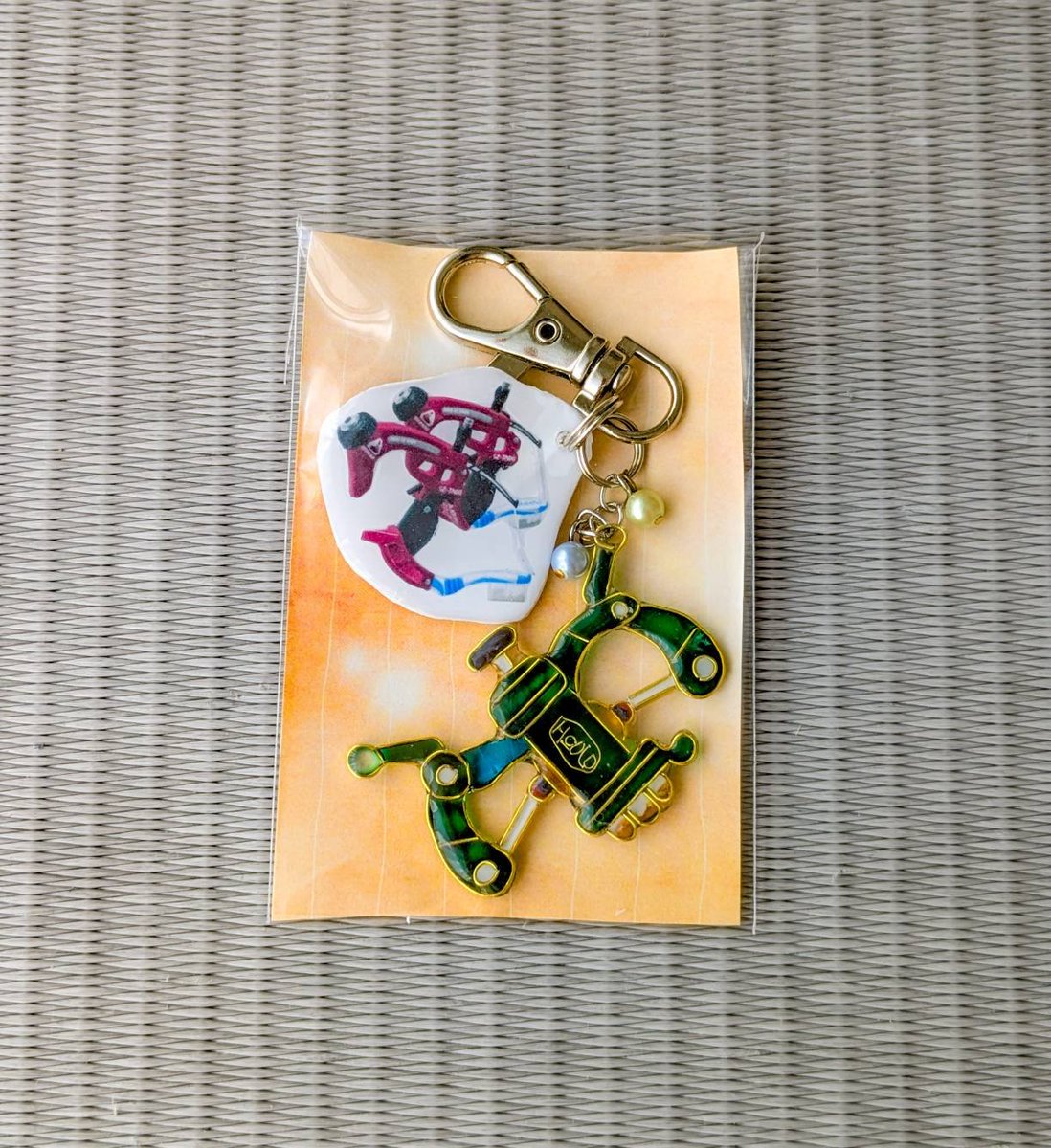 ULi_Mil04's tweet photo. 義妹が樹脂粘土とかレジンでなんか作るの好きだからお願いしたら作ってくれた〜😮ネームプレート頑張って作らないと😶‍🌫️

前にイクラももらったんだけど落としちゃったから
今回はなくさないようにしないと🥹 https://t.co/UvMul1XBo9