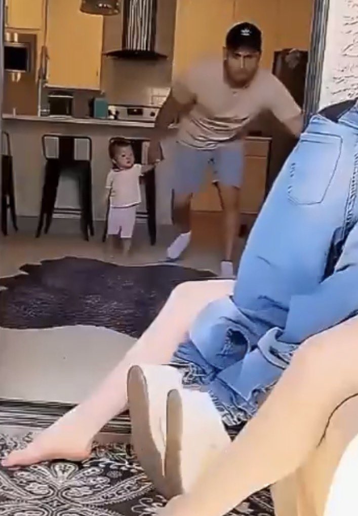 DreamLeaf5's tweet photo. Why in front of the kid? Straights are fucking weird https://t.co/4hTAHmrABg