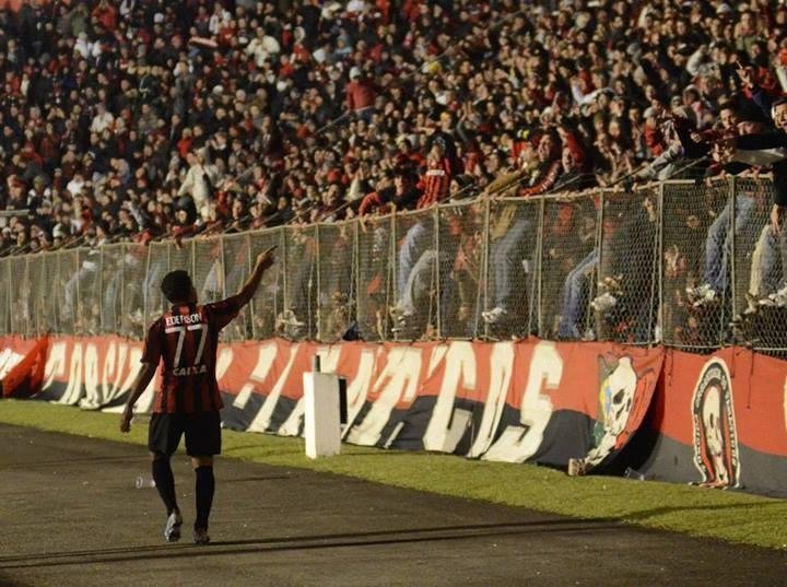 Noitedecopa's tweet photo. ÉDERSON EM 2013 FOI ABSURDO!

O cearense simplesmente meteu 21 GOLS pelo Athletico-PR e terminou como ARTILHEIRO DO BRASILEIRÃO!

Que temporada do atacante... 🔴⚫🔥 https://t.co/KbLzyrdCaG