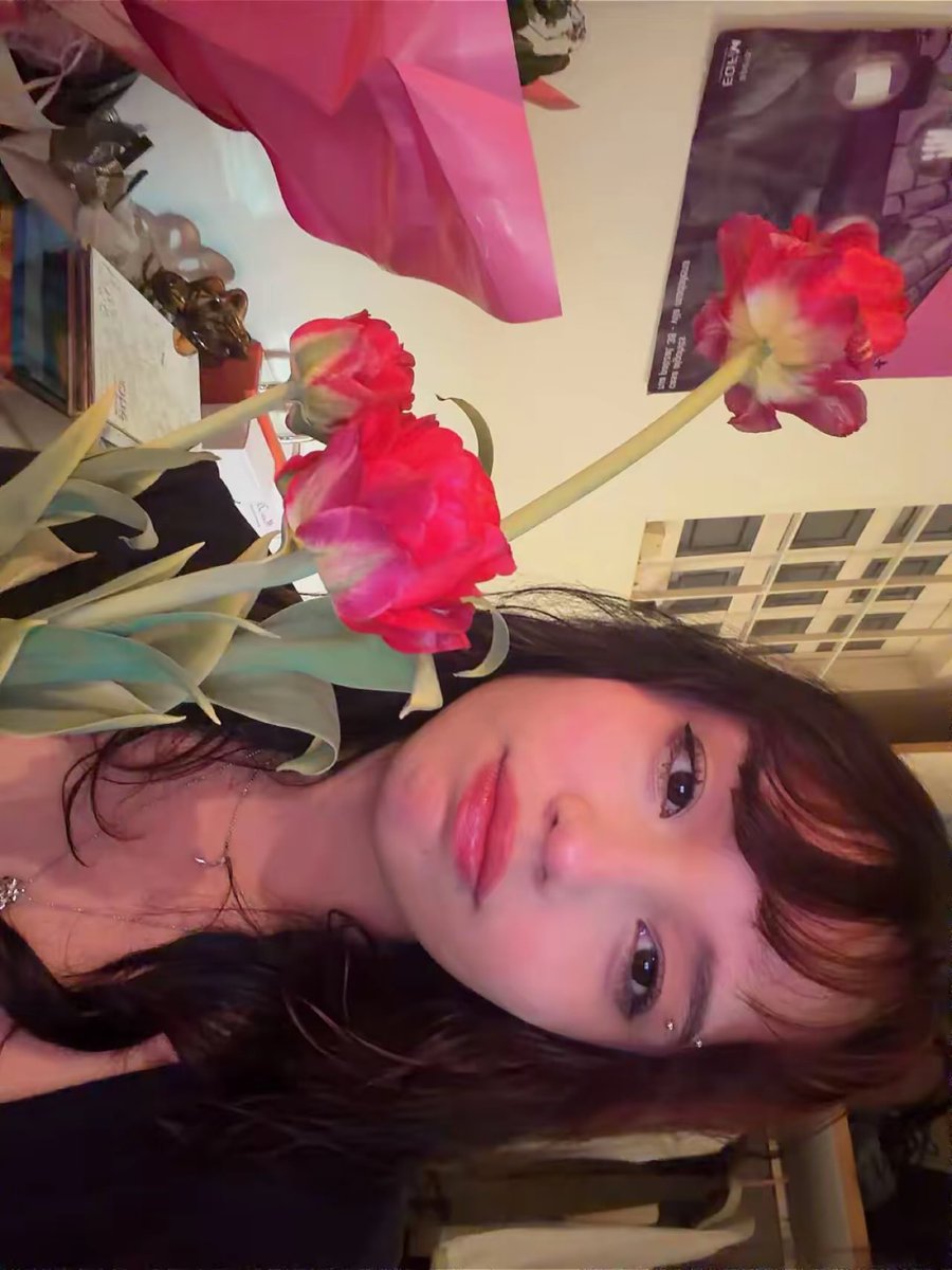 bellemwezi's tweet photo. Me sinto meio mãe tirando foto com flores https://t.co/lLDkomayMl