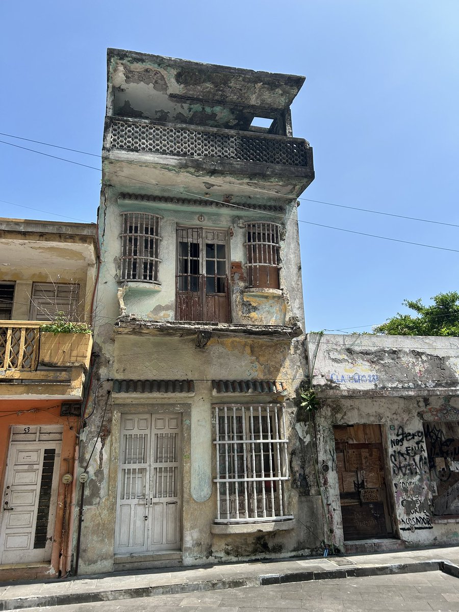 IvanTewari's tweet photo. Las élites políticas y económicas preferirían comer tierra a renunciar a sus privilegios de acceso a la ciudad. Lit. En el centro de la ciudad de Veracruz hay cientos de casas abandonas, cerradas y en ruinas propiedad de ciertos europeos que llegaron hace 500 años a Chalchihuecan https://t.co/wtFs5xOpWP