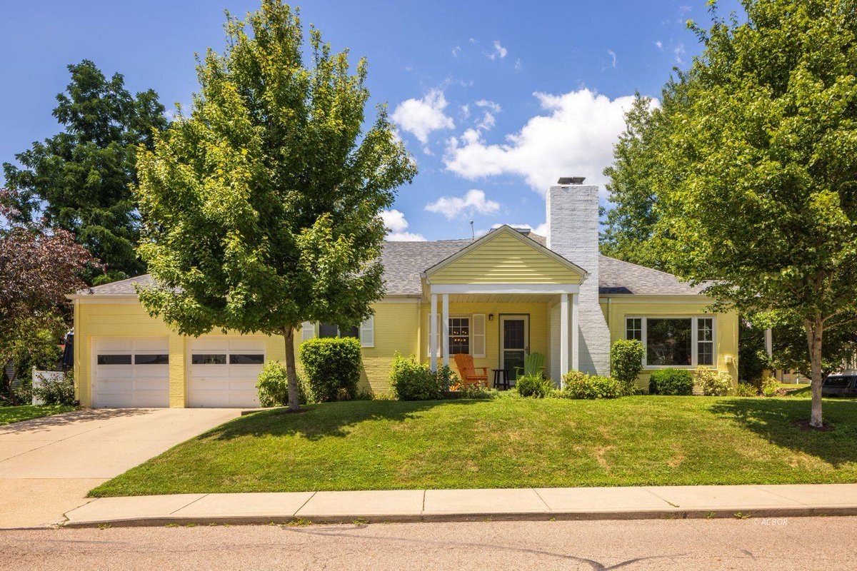 AthensOHRealtor's tweet photo. Under contract in Athens! 🏡 This beautifully renovated 4BR/2BA corner-lot home at 47 Sunnyside Dr grabbed attention fast thanks to its turnkey updates and 2-car attached garage.  

See more photos and details:  
https://t.co/csx1MYWqis  

#AthensOH #UnderContract https://t.co/YvWnCVH3qp