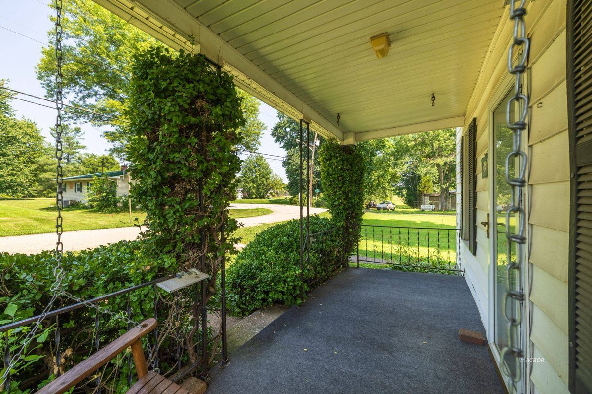 AthensOHRealtor's tweet photo. Under contract in Albany! 🏡 This charming 2–3 bed, 1 bath home on a nearly half-acre corner lot won buyers over fast—move-in ready homes with great outdoor space are getting snapped up quickly.  

See more photos and details: https://t.co/dlfpljs95U  

#AlbanyOH #PendingHome https://t.co/XZz9zOK5kF