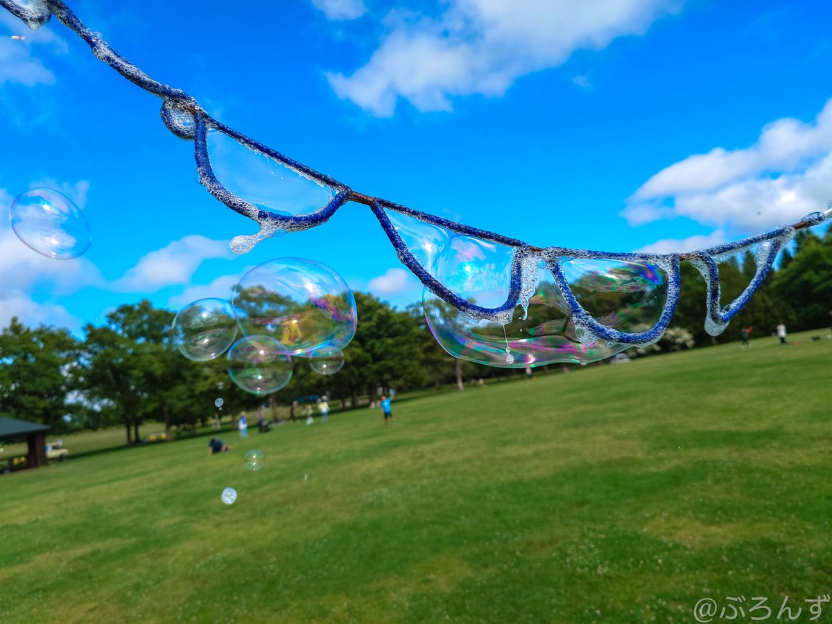 fire_bronze's tweet photo. 【突発ゆる告知】
お昼すぎくらいから
百合が原公園でシャボン玉しまーす。
特にイベントとしてではなく
ただ遊んでいるだけなので
時間のある方や通りすがりの方
みてってねー✨✨✨
(いつもより液少ないのでそこまでながくやってないかも？)
暑いので水分補給、帽子など各々対策を！✨

#百合が原公園
#シャボン玉