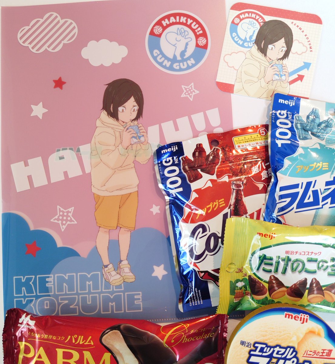 komeko1995's tweet photo. 娘の推し活のため朝からローソンへ💨
推しをゲットできてひと安心😁
お菓子いっぱいだ😂 https://t.co/CBHChq6tJ3