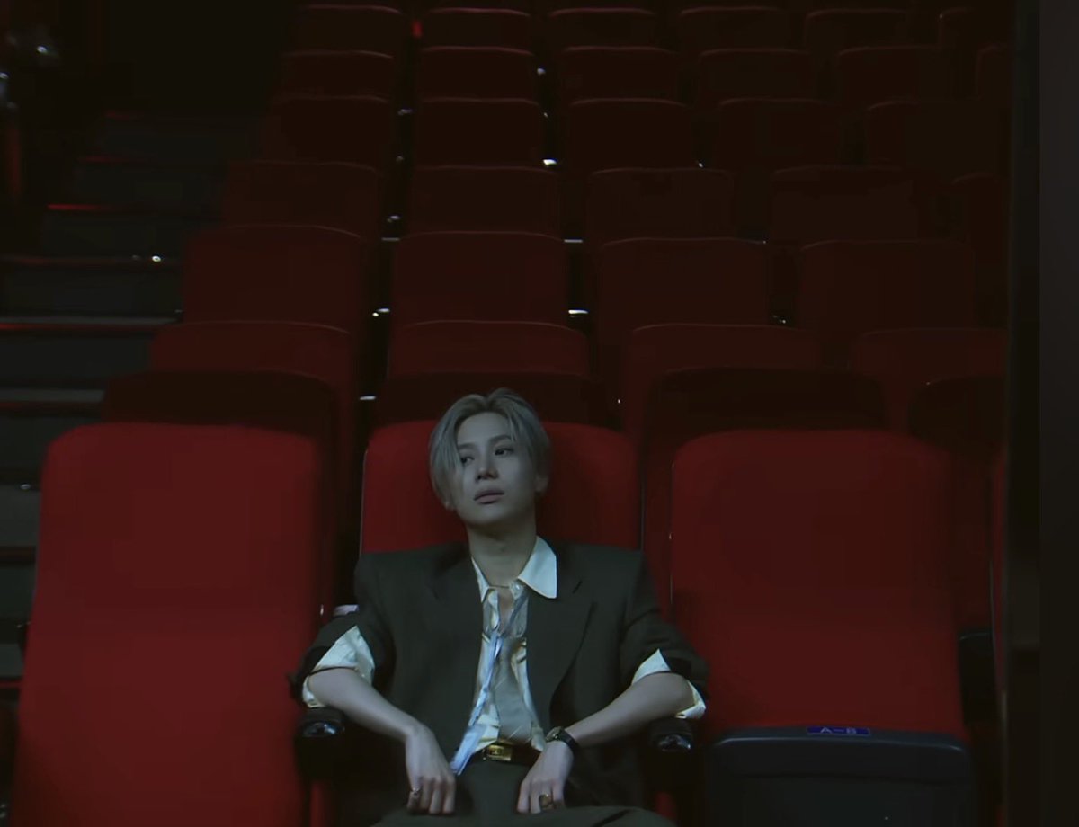 taemingus's tweet photo. “I had always followed familiar paths, repeating the same choices within a set framework.

At some point, it began to feel like an endless cycle I couldn't escape.

This time, I wanted to express myself caught within that cycle, endlessly moving along the same orbit “ -Lee Taemin https://t.co/z8PaVqQK3h