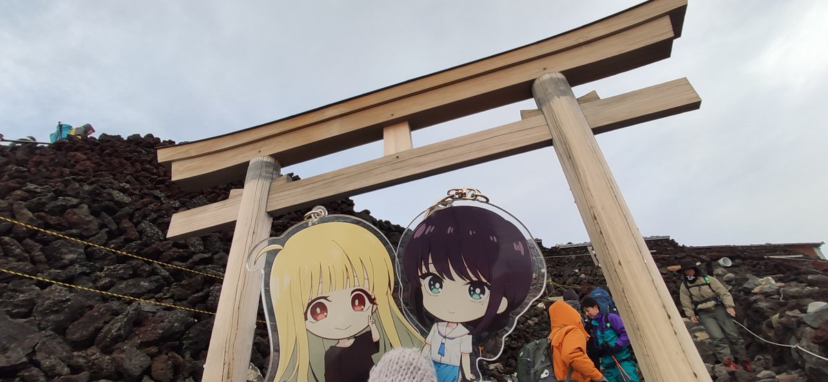 flapjack_cpk's tweet photo. 富士山頭頂！
昼登山は余裕なのに夜登山だと視界デバフ、睡眠デバフ、風デバフ、気温デバフで分からされました…
ただ登頂後の天気は大吉だったので登った甲斐あり！来年も頑張ろうかなぁ
#CPK登山部 https://t.co/LVIQvgjaFD