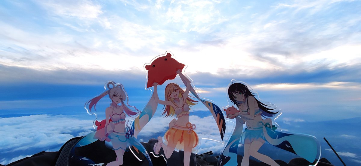 flapjack_cpk's tweet photo. 富士山頭頂！
昼登山は余裕なのに夜登山だと視界デバフ、睡眠デバフ、風デバフ、気温デバフで分からされました…
ただ登頂後の天気は大吉だったので登った甲斐あり！来年も頑張ろうかなぁ
#CPK登山部 https://t.co/LVIQvgjaFD