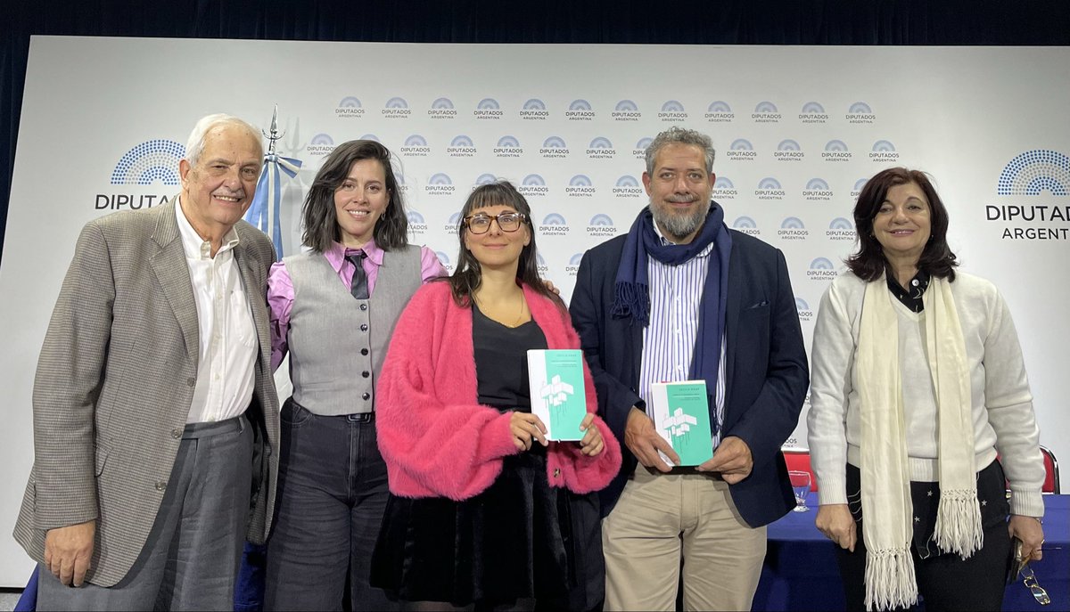 kellyolmos's tweet photo. Hoy tuvimos el honor de tender un nuevo puente entre la academia y la política.

Organizamos una mesa de debate junto a la reconocida investigadora Cecilia Rikap que presentó su nuevo libro sobre la Teoría de la dependencia digital, el impacto de los monopolios tecnológicos y los desafíos de la inteligencia artificial para las políticas públicas.

📚 Les recomiendo conseguir y leer su libro de la editorial @cajanegraedit, una lectura imprescindible sobre este tema.

En la mesa se destacaron las exposiciones de @micasmalcolm, presidenta de Géneras; @DiegodeCharras, Vice Decano de CsSs de UBA y @jorgezaccagnini, que encabeza Infoworkers.

📹 ¡Estén atentos! Muy pronto estaremos compartiendo el video de la conferencia en nuestras redes.