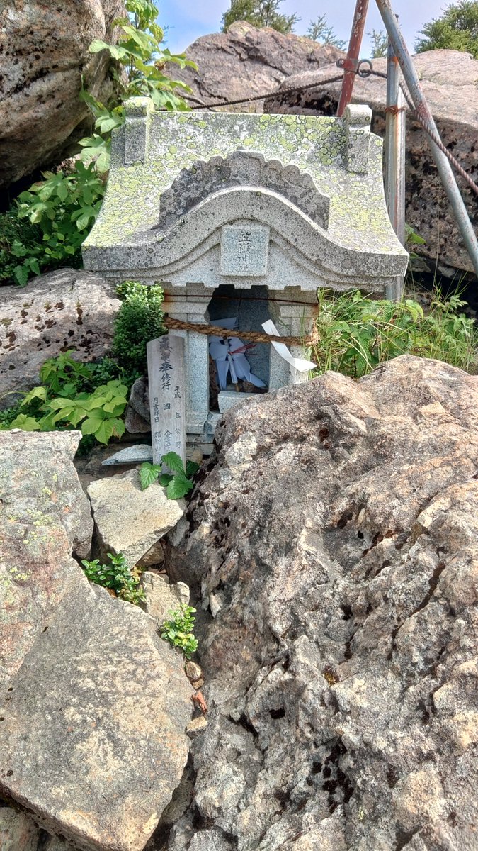 teru608's tweet photo. せっかくだからおかわりで笠ヶ岳にも来た⛰️2076mの景色☺️台風の影響かあっという間に真っ白になる💦 https://t.co/DZU5lYbgWg