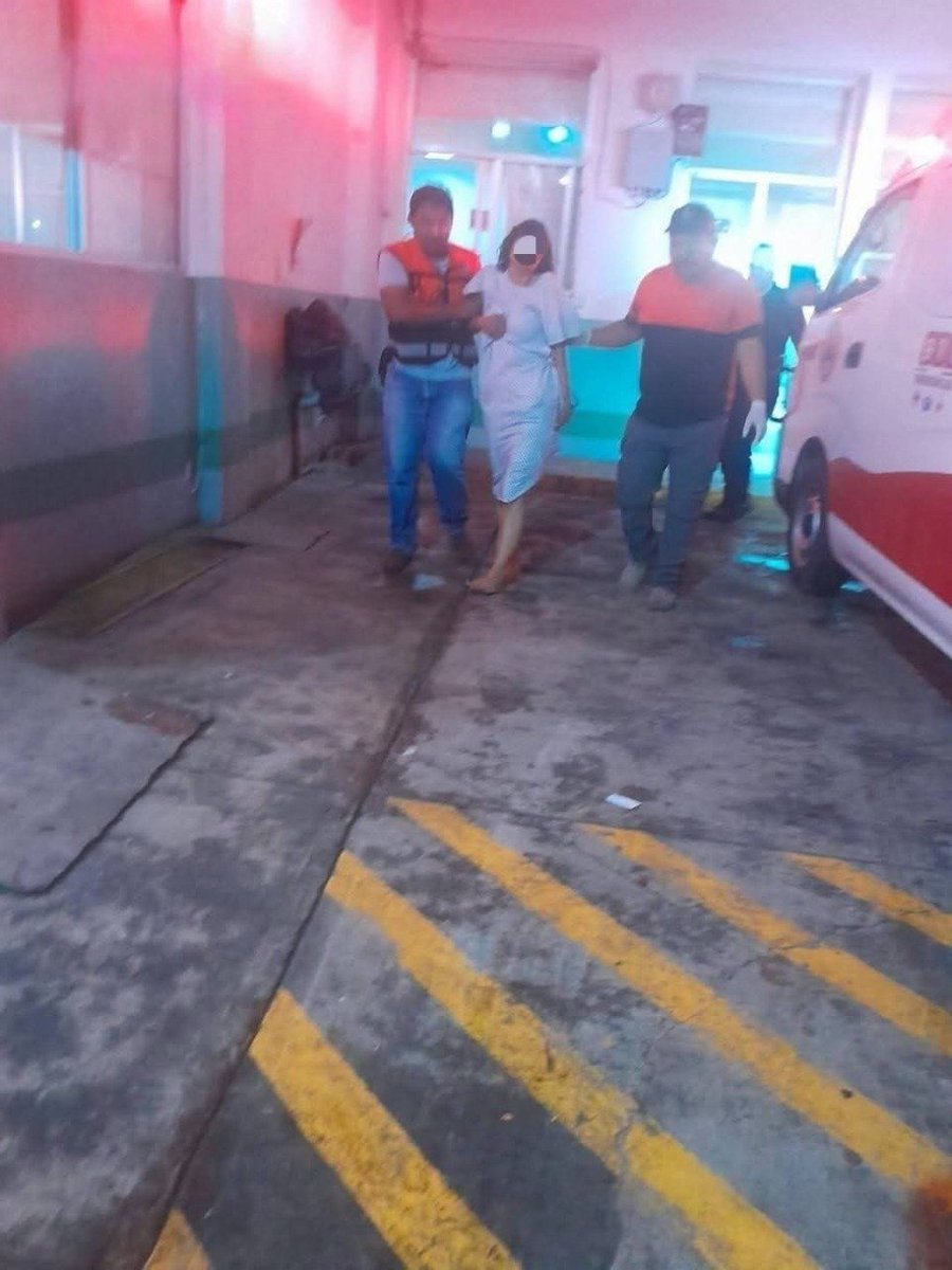 PandadelAmorXXI's tweet photo. Murió en el hospital de Yanga la mujer que fue encontrada caminando sobre la autopista Cordoba-Veracruz.

Desnuda, desorientada y con varios golpes, fue localizada y trasladada al hospital donde más tarde murió y sigue en calidad de desconocida. #PandaNews https://t.co/Ld8VuJO2JG