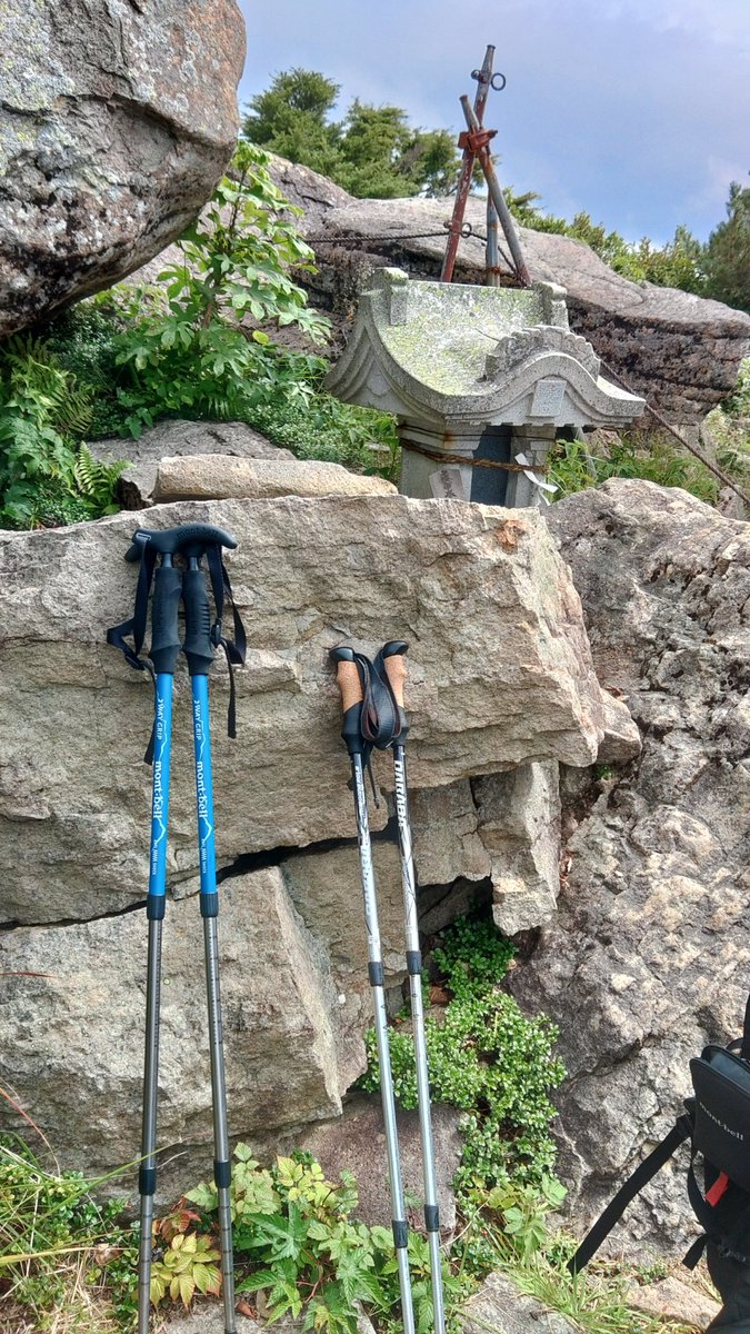 teru608's tweet photo. せっかくだからおかわりで笠ヶ岳にも来た⛰️2076mの景色☺️台風の影響かあっという間に真っ白になる💦 https://t.co/DZU5lYbgWg