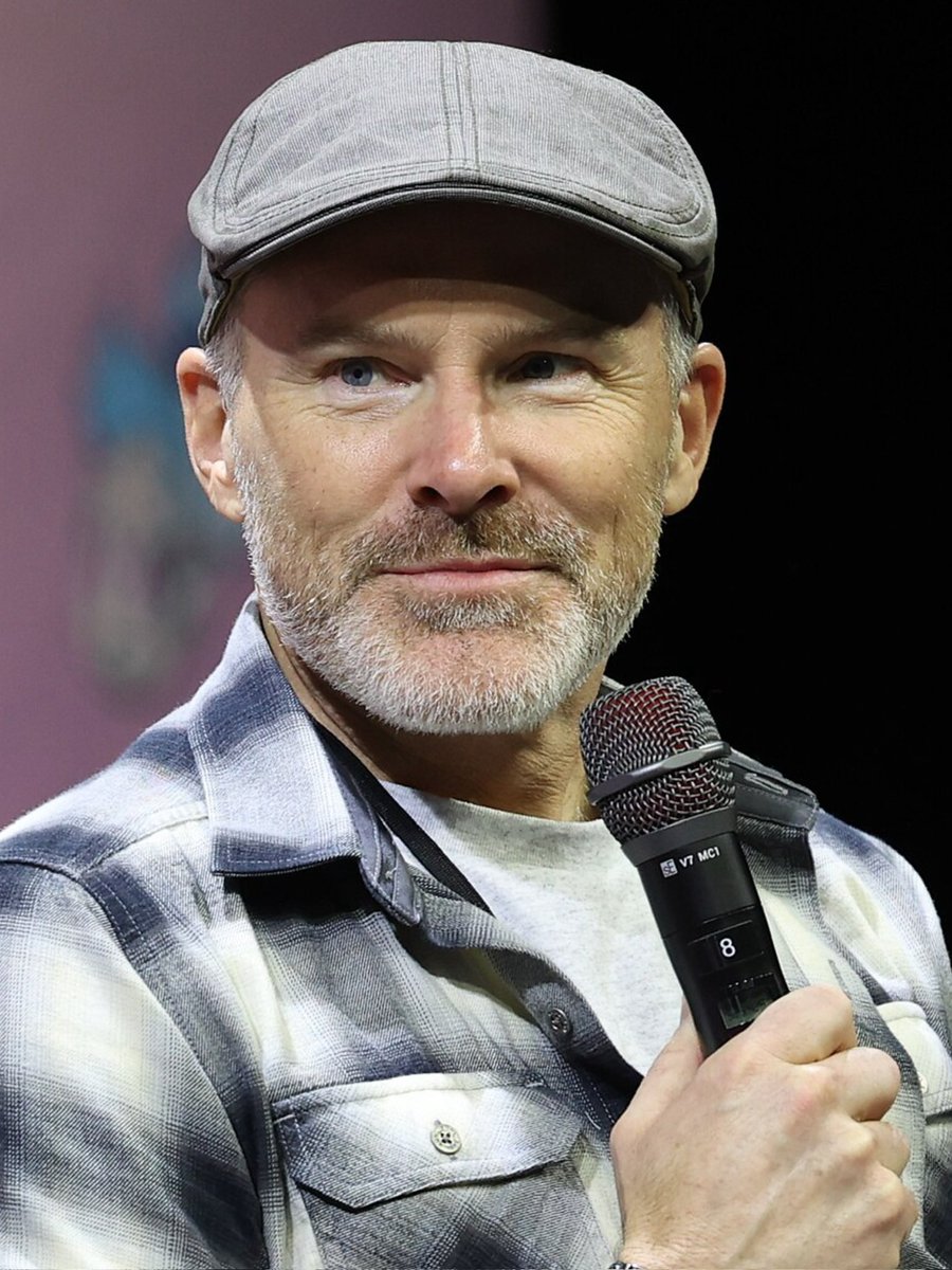 ToonHive's tweet photo. Happy 51st birthday to the talented Roger Craig Smith.

Best known as the voice of Sonic the Hedgehog, Batman, Thomas, Chris Redfield, Cartoon Network’s promo announcer, and many more. https://t.co/eBU1D7sEOc