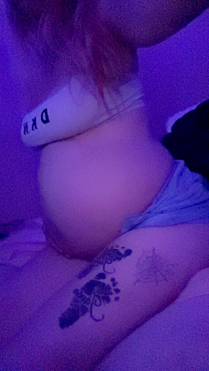 T_2shiestyy's tweet photo. 34 weeks & still the best content roundπ€€π #seller #pregnantkink #kink #nsfwtwt #buyingcontent #bellycontent #bellyfetish #pregnancyfetish https://t.co/Vyy3rvFkoU