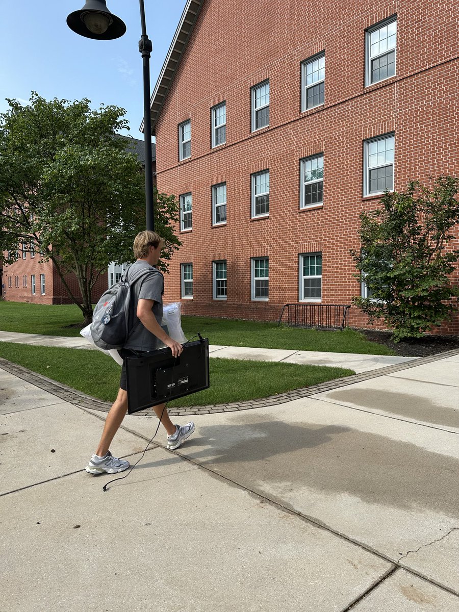 GburgFB's tweet photo. TEAM 133 BACK TOGETHER π π΅
Bullets Football is back on campus!!
#GoBullets #TEAM133 #BEGREAT https://t.co/WGe15j06Z5