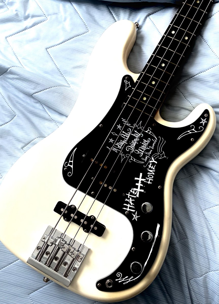 muterain1's tweet photo. 結局ステッカーを貼ってしまう…。ただボディーには躊躇してしまい、ピックガードのみ。まぁ嫌になったら剥がせるしね！ https://t.co/0pDFhlKQzJ