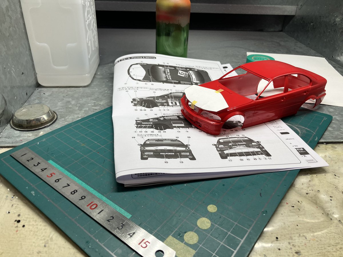 Yorunuko's tweet photo. nunuのBMWの続き。赤は塗ってあるので、付属のデカールをコピーして、マスキングのガイド作ってます。
思った通りにできるか、やってみます。 https://t.co/peVLezW3fd